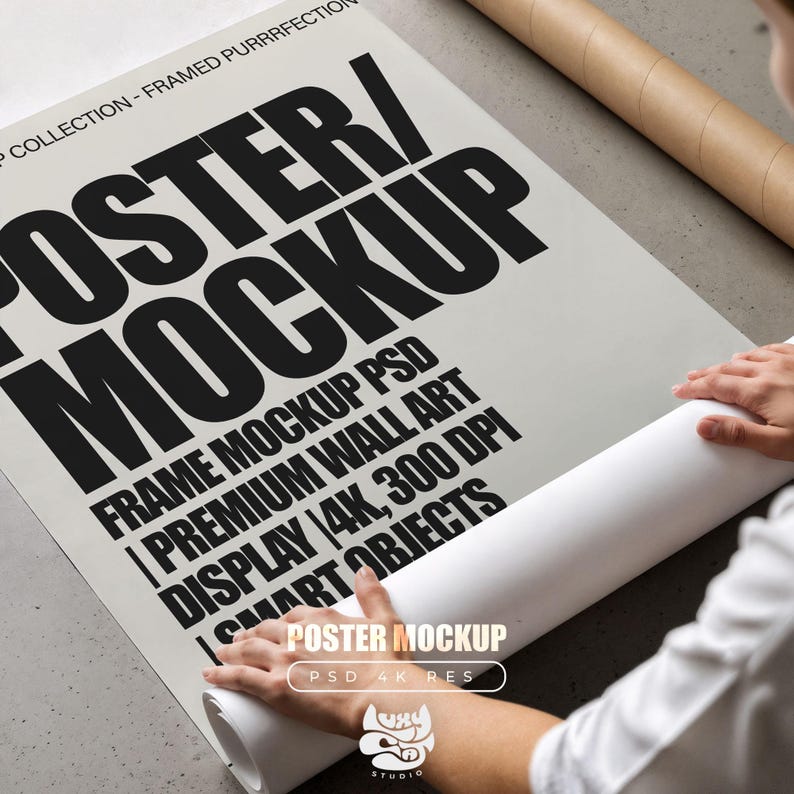 Puede incluir: Una maqueta de p&oacute;ster blanco con texto negro en negrita, que incluye "POSTER/MOCKUP" y detalles como "FRAME MOCKUP PSD" y "DISPLAY 4K, 300 DPI". El p&oacute;ster se est&aacute; desenrollando, revelando una secci&oacute;n enrollada. La imagen tambi&eacute;n incluye un logotipo y el texto "POSTER MOCKUP PSD 4K RES."