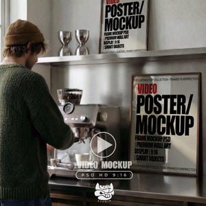 Puede incluir: Una escena de cocina con una máquina de espresso de acero inoxidable, una taza blanca y dos carteles enmarcados. Los carteles muestran "VIDEO POSTER/MOCKUP" con texto adicional. Una persona opera la máquina. La escena incluye una estantería.
