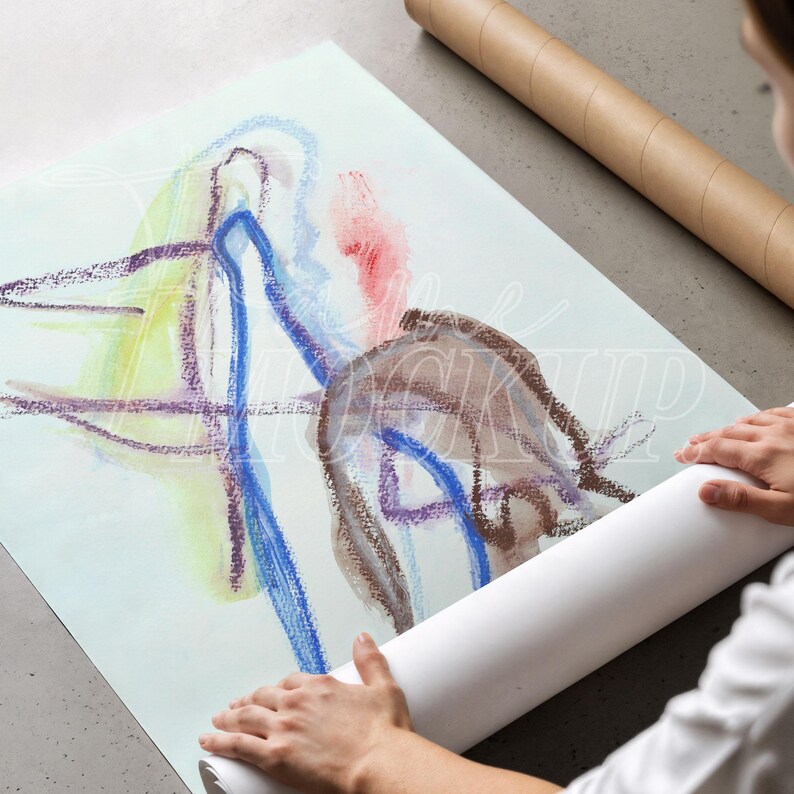 Puede incluir: Una impresi&oacute;n de arte abstracto con una paleta de colores pastel. La obra presenta trazos azules, morados, amarillos y rojos sobre un fondo azul claro. Tambi&eacute;n se ve un papel blanco enrollado y un tubo marr&oacute;n.