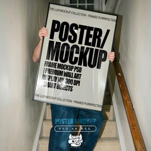 Pode incluir: Uma moldura retangular para cartaz com borda preta contendo um fundo cinza claro e texto preto em negrito que diz POSTER/MOCKUP, THE LUXYMOCKUP COLLECTION - FRAMED PURRFECTION, FRAME MOCKUP PSD, PREMIUM WALL ART DISPLAY, 4K 300 DPI, SMART OBJECTS.