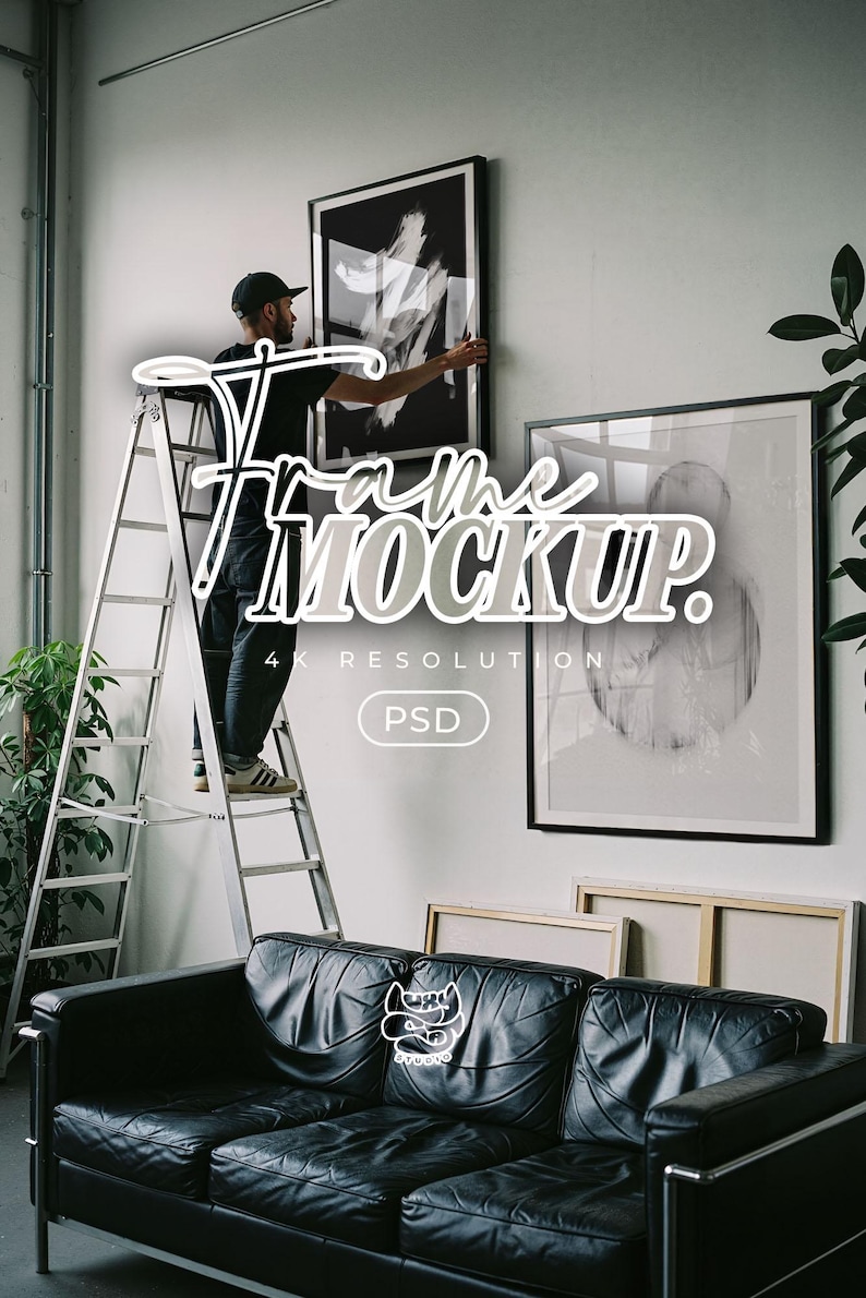 Pode incluir: Um sof&aacute; de couro preto est&aacute; posicionado em frente a uma parede branca com duas grandes obras de arte emolduradas. Uma moldura est&aacute; sendo ajustada por uma pessoa em uma escada de metal. A imagem cont&eacute;m o texto Frame MOCKUP 4K RESOLUTION PSD.
