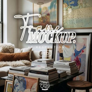 Op de afbeelding: Interieurscène met ingelijste kunst, boeken en een salontafel. De afbeelding toont een bank, een papieren lantaarn en een stapel boeken. De tekst "Frame Mockup" is over de afbeelding geplaatst.