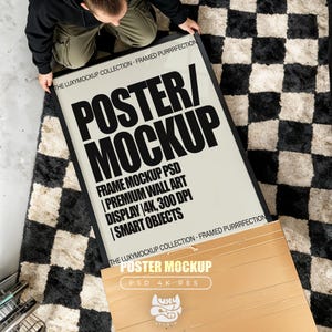 Puede incluir: Una maqueta de póster enmarcado en negro con el texto "POSTER/MOCKUP" en letras negras grandes y en negrita. El póster incluye detalles como "FRAME MOCKUP PSD" y "DISPLAY 4K, 300 DPI". El póster está sobre una alfombra a cuadros en blanco y negro.