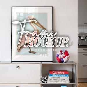 Könnte beinhalten: Gerahmter Kunstdruck mit einer Pelikan-Illustration in Rosa-, Beige- und Blautönen. Das Kunstwerk befindet sich in einem schwarzen Rahmen. Das Bild enthält den Text "Frame MOCKUP" und "4K RESOLUTION PSD". Teil einer Wohnkultur.