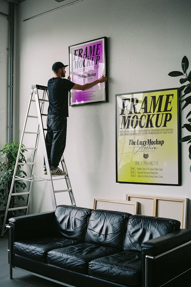 Pode incluir: Duas molduras pretas retangulares contendo cartazes com o texto FRAME MOCKUP. Um cartaz tem um fundo com gradiente roxo, o outro um fundo com gradiente amarelo-esverdeado com o texto indicando DIM AI 59,4 x 84,1 CM.
