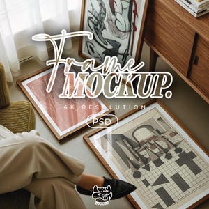 Könnte beinhalten: Mockup mit gerahmten Kunstdrucken in Holzrahmen. Die Kunstwerke zeigen abstrakte und architektonische Designs. Das Bild enthält den Text "Frame Mockup" und "4K Resolution PSD".