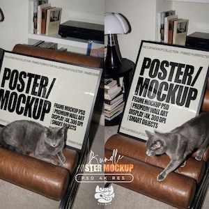Puede incluir: Una maqueta de póster enmarcado con el texto "POSTER/MOCKUP" en negro sobre un fondo crema. Un gato gris descansa sobre un sillón de cuero marrón. El póster incluye detalles sobre las características de la maqueta.