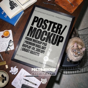 Może przedstawiać: Czarna ramka na plakat z napisem POSTER/MOCKUP, FRAME MOCKUP PSD, PREMIUM WALL ART, DISPLAY 4K, 300 DPI, SMART OBJECTS oraz THE LUXYMOCKUP COLLECTION - FRAMED PURRRFECTION wydrukowanym pogrubionymi czarnymi literami na jasnoszarym tle.