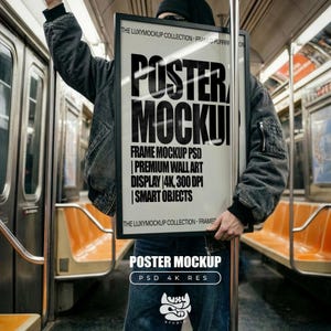 Może przedstawiać: Czarna oprawiona makieta plakatu trzymana w wagonie metra. Plakat zawiera słowa "POSTER MOCKUP" dużymi, pogrubionymi literami. Dodatkowy tekst zawiera "FRAME MOCKUP PSD | PREMIUM WALL ART | DISPLAY 4K, 300 DPI | SMART OBJECTS".