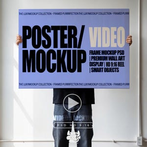 以下が含まれることがあります： 大きな水色のポスターモックアップを人が持っています。「POSTER/VIDEO MOCKUP」という言葉が太字の黒と白のテキストで表示されています。追加のテキストには「FRAME MOCKUP PSD」と「HD 9:16 REEL」が含まれています。