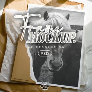 Puede incluir: Imagen en blanco y negro de un caballo con el texto "Frame Mockup" y "4K RESOLUTION PSD". La imagen está sobre un fondo blanco con un efecto de papel rasgado, y está superpuesta sobre papel marrón.