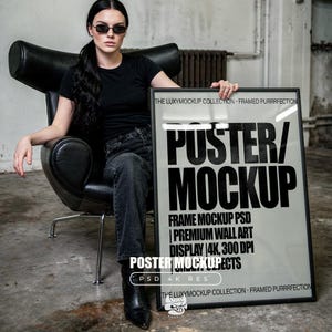 Può includere: Un mockup di poster con cornice nera con il testo "POSTER/MOCKUP" in grassetto, lettere nere. Il poster include anche il testo "FRAME MOCKUP PSD | PREMIUM WALL ART | DISPLAY 4K, 300 DPI". Il poster è tenuto da una persona che indossa abiti neri.