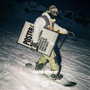 Könnte beinhalten: Ein Snowboarder auf einer schneebedeckten Piste trägt eine gerahmte Postermockup. Auf dem Poster steht das Wort "POSTER" in großen schwarzen Buchstaben. Der Snowboarder trägt eine Winterjacke, eine Skibrille und Handschuhe. Der Text "POSTER MOCKUP" steht unten auf dem Poster.
