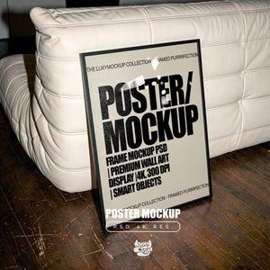 Può includere: Un mockup di poster incorniciato con la scritta "POSTER/MOCKUP" in grandi lettere nere. Il poster include dettagli come "FRAME MOCKUP PSD" e "PREMIUM WALL ART". La cornice è nera e lo sfondo è beige chiaro. Il poster è appoggiato a un divano in pelle bianca.