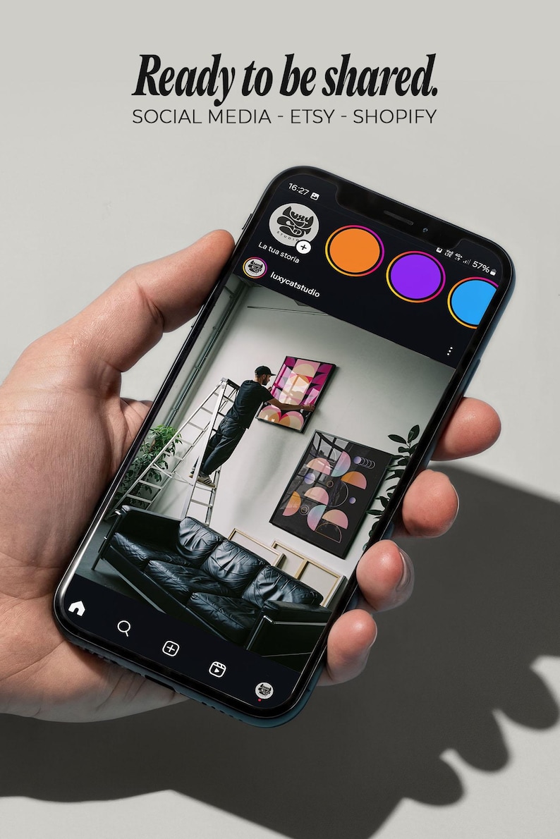 Pode incluir: Um smartphone exibindo uma interface de rede social com o texto Ready to be shared. SOCIAL MEDIA - ETSY - SHOPIFY. A tela mostra um perfil com um sof&aacute; de couro preto, arte de parede geom&eacute;trica emoldurada e uma pessoa em uma escada.