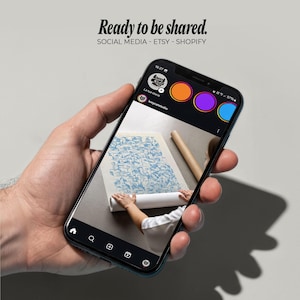 Puede incluir: Un tel&eacute;fono inteligente muestra una publicaci&oacute;n en redes sociales con el texto "Ready to be shared". La pantalla muestra una obra de arte azul y blanca enroll&aacute;ndose. La publicaci&oacute;n es para Etsy y Shopify.