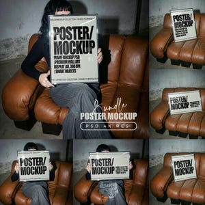 Könnte beinhalten: Ein Bündel von Postermockups mit schwarzem Rahmen, mit dem Text "POSTER/MOCKUP". Die Mockups umfassen Funktionen wie eine PSD-Datei, eine Premium-Wandkunst-Anzeige und Smart Objects. Das Bild enthält auch ein braunes Ledersofa.