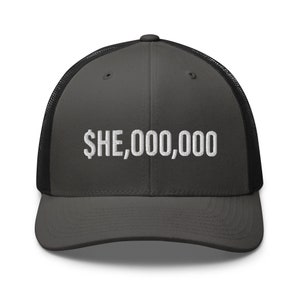 Può includere: Un cappello da camionista grigio scuro e nero con un design ricamato bianco che dice "$HE,000,000".