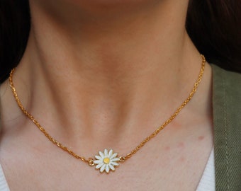 Belly Conklin's Daisy Charm Necklace from 'The Summer I Turned Pretty' | Belly's flower necklace | TSITP jewelry | Summer teen jewelry