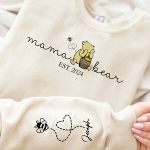 Sudadera personalizada de Mama Bear Winnie The Pooh, Mama Est con nombre de niño en la manga, sudadera con capucha personalizada de Pooh Bear, regalo del Día de las Madres, regalo de nueva mamá