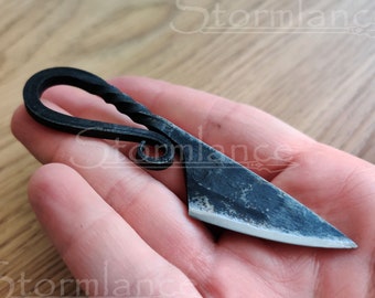 Cuchillo vikingo pequeño forjado a mano, cuchillo de cuello, cuchillo medieval de acero al carbono, cuchillo de corte de herrero vikingo Krumkniv, vaina de cuero genuino