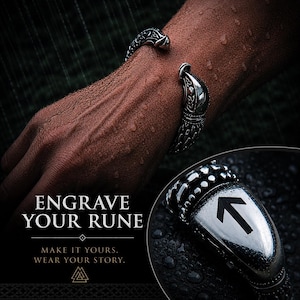 Pode incluir: Uma pulseira de metal prateado com padrões em relevo intrincados e uma extremidade proeminente gravada com uma runa de seta apontando para cima. O texto ENGRAVE YOUR RUNE, MAKE IT YOURS. WEAR YOUR STORY. é visível na imagem.