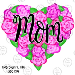 Op de afbeelding: Een digitale afbeelding van een hartvormig bloemstuk in roze en groen. Het woord "Mom" staat in zwarte letters in het midden. De afbeelding bevat de tekst "PNG DIGITAL FILE 300 DPI".