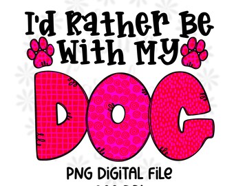 Può includere: Progettazione grafica rosa e nera con il testo "I'd rather be with my DOG" e due impronte di zampe. File digitale PNG 300 DPI.