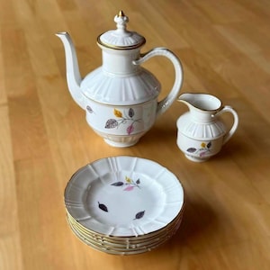 8 piece rare 1950s Bing & Grøndahl “Offenbach” porcelain coffee set with unique hand-painted leaves motif