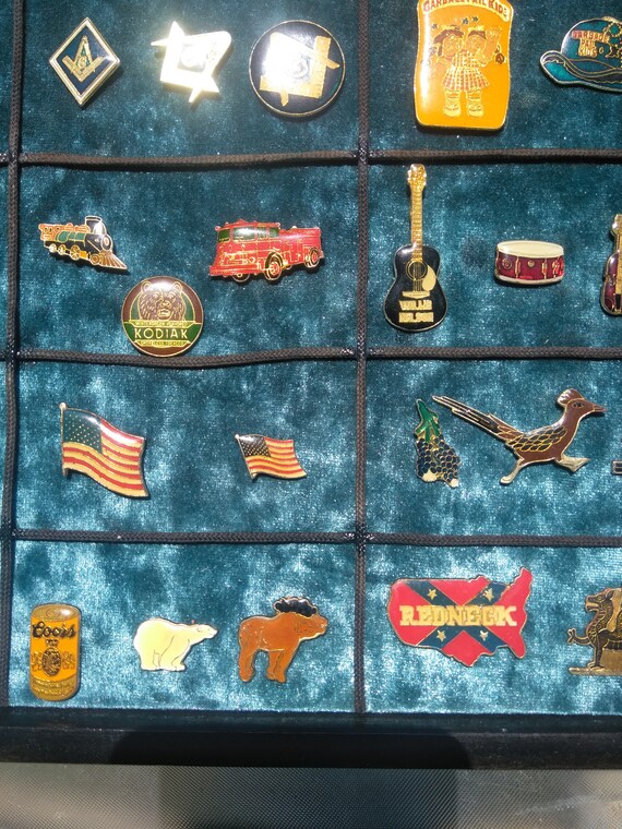 Vintage Pin Collection Display 70 Pins Blue Crushed V… Gem