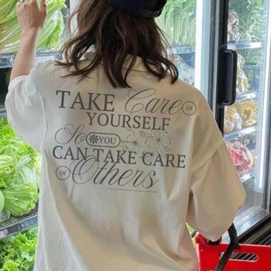 Camiseta de mamá que se cuida a sí misma: camiseta gráfica inspiradora para mamás imagen 1