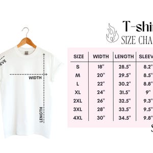 Puede incluir: Una camiseta blanca colgada de una percha de madera, con una tabla de tallas. La tabla muestra las tallas S a 4XL, con medidas de ancho, largo y largo de manga en pulgadas. El texto "T-shirt SIZE CHART" est&aacute; en la parte superior.