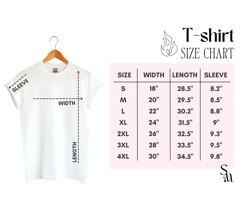 Puede incluir: Una camiseta blanca colgada de una percha de madera, con una tabla de tallas. La tabla muestra las tallas S a 4XL, con medidas de ancho, largo y largo de manga en pulgadas. El texto "T-shirt SIZE CHART" est&aacute; en la parte superior.