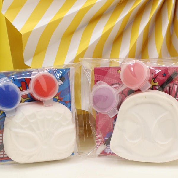 Kit de manualidades para pintar tu propio superhéroe de yeso, ideal para rellenar bolsas de actividades para fiestas infantiles.