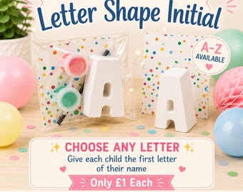 Può includere: Una lettera A in gesso bianco, un sacchetto di plastica trasparente contenente una lettera A, due piccoli barattoli di vernice e un pennello. Il testo recita: Paint Your Own Letter Shape Initial, A-Z Available, Choose Any Letter, Give each child the first letter of their name.