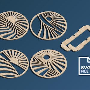Op de afbeelding: Vier lasergesneden houten onderzetters met een zon- en golfontwerp. De onderzetters zijn in een vierkant patroon op een blauwe achtergrond gerangschikt. De afbeelding bevat ook een rechthoekig houten stuk en een wit pictogram met de tekst "SVG FILE".