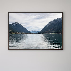 Landskapsfotografi med sjön Achen – Väggkonst med österrikiska alperna för hem, hotell och restauranger