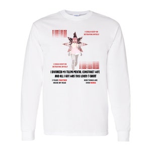 以下が含まれることがあります： グラフィックデザインが施された白の長袖Tシャツ。デザインには、様式化された人物とテキストが含まれており、「I divorced my tulpa mental construct wife」や「Now things are even worse」などのフレーズが含まれています。