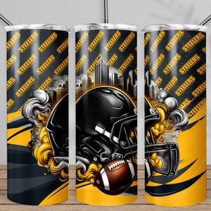Puede incluir: Tres vasos de acero inoxidable negro y amarillo con un casco de f&uacute;tbol y un dise&ntilde;o de f&uacute;tbol. Los vasos tienen la palabra "Steelers" repetida en el fondo.
