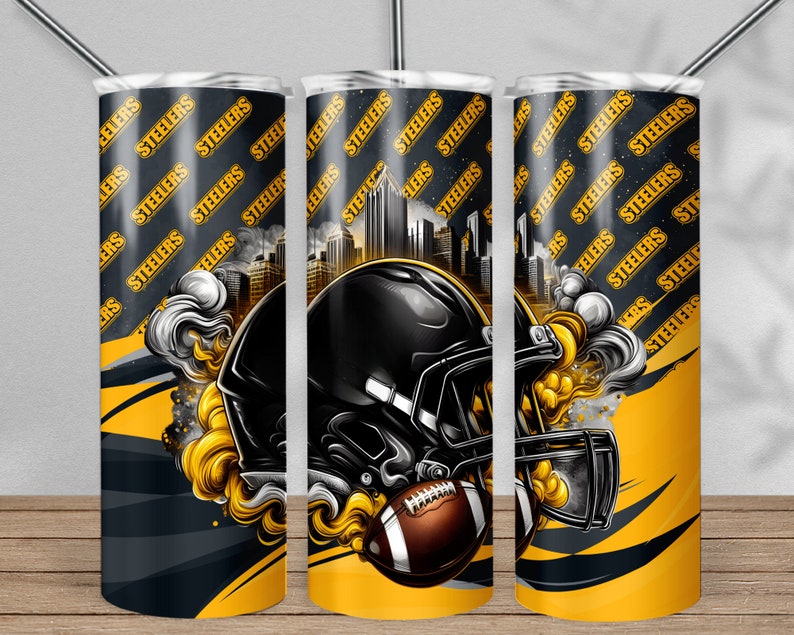 Puede incluir: Tres vasos de acero inoxidable negro y amarillo con un casco de f&uacute;tbol y un dise&ntilde;o de f&uacute;tbol. Los vasos tienen la palabra "Steelers" repetida en el fondo.