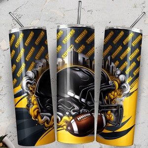 Puede incluir: Tres vasos de acero inoxidable con un dise&ntilde;o negro y amarillo que presenta el logotipo de los Pittsburgh Steelers y las palabras "Steelers" repetidas en todo el dise&ntilde;o. Los vasos tienen una ilustraci&oacute;n en blanco y negro de un casco de f&uacute;tbol con un bal&oacute;n de f&uacute;tbol delante.