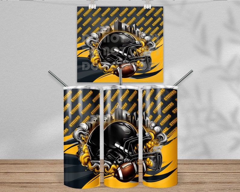 Puede incluir: Tres vasos de acero inoxidable con un dise&ntilde;o negro y dorado que presenta un casco de f&uacute;tbol y la palabra "Steelers" repetida en todo.