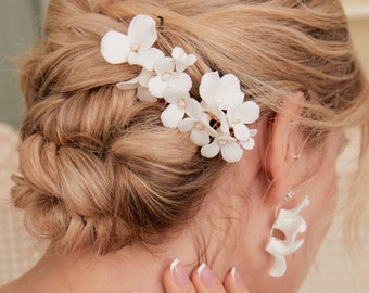 Peineta de boda con flores de porcelana blanca y perla, pieza de pelo de boda, pasador de pelo de arcilla y perla, tocado de novia hecho a mano Floral