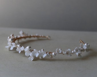 Delicada diadema nupcial floral blanca de porcelana, corona de arcilla y perlas, diadema de novia de flores boho, tocado de novia floral, postizo de boda