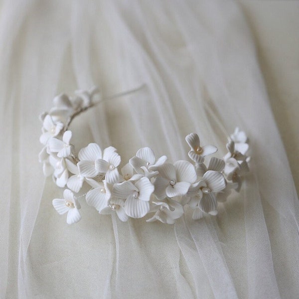 Bandeau nuptial floral blanc en porcelaine, couronne d’argile et de perles, bandeau de mariée fleur Boho, casque de mariée florale, postiche de mariage