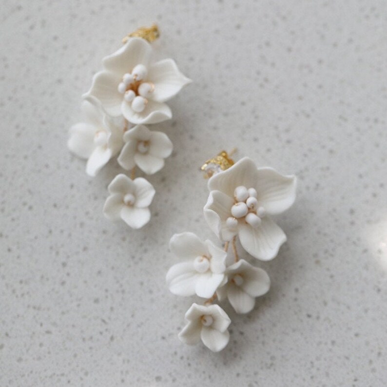 Fascia da sposa floreale bianca in porcellana, corona di argilla e perle, fascia da sposa fiore Boho, copricapo da sposa floreale, parrucchino da sposa immagine 9