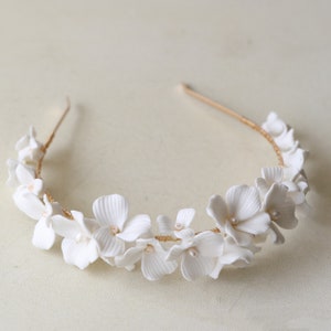 Porcelain White Floral Bridal Headband, Clay & Pearl Crown, Boho Flower Bride Headband, Floral Bride Headpiece, Wedding Hairpiece zdjęcie 4