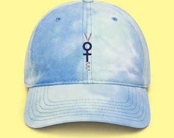 Ganancias donadas - VOTE Símbolo femenino Bordado Azul Tie Dye Sombrero por los derechos de las mujeres