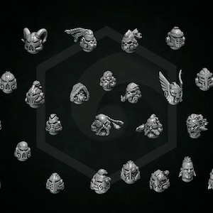 Könnte beinhalten: Eine Sammlung von detaillierten, silberfarbenen Miniaturhelmmodellen, jeweils mit einzigartigen Designs. Einige Helme weisen Hörner, Visiere oder komplizierte Gesichtsdetails auf. Die Helme sind auf einem dunklen Hintergrund angeordnet, was auf ein Fantasy- oder Science-Fiction-Thema hindeutet.