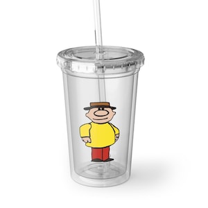 Może przedstawiać: Przezroczysty plastikowy kubek ze słomką i postacią z kreskówki w żółtej koszuli i czerwonych spodniach. Postać ma brązowy kapelusz i szeroki uśmiech.